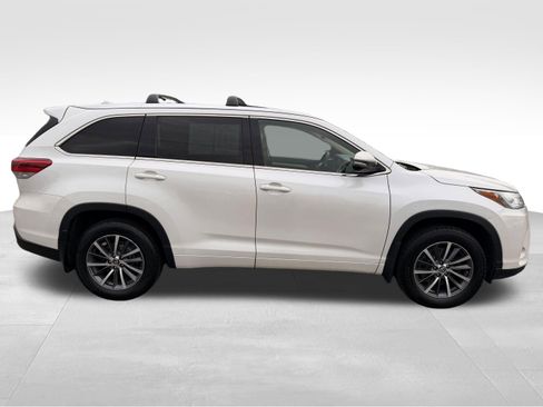 Used 2017 Toyota Highlander XLE AWD/4WD image 4