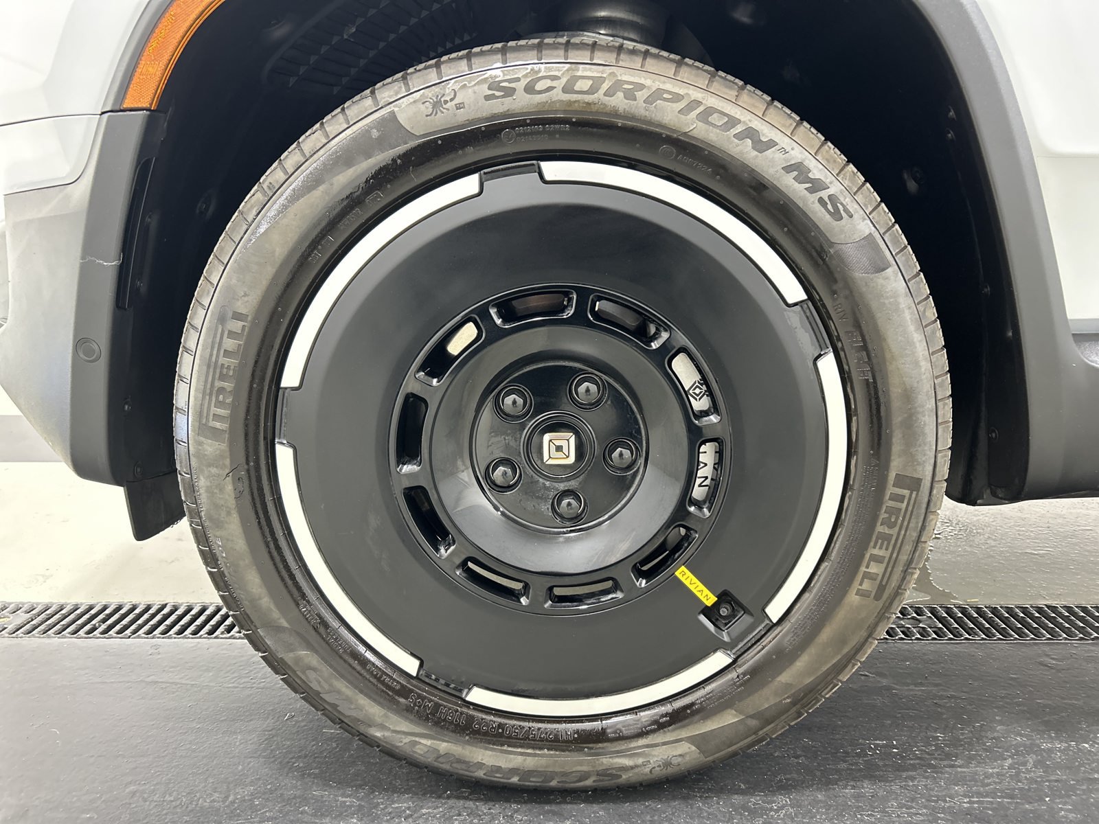 Used 2025 Rivian R1S Adventure Dual AWD/4WD image 9