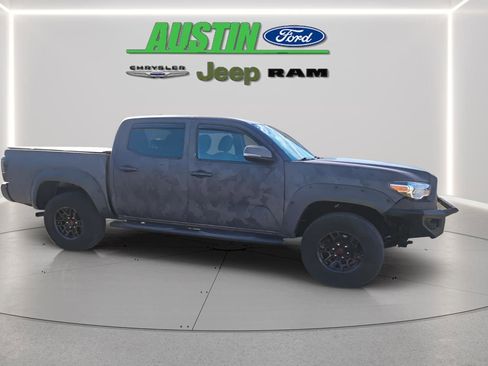 Used 2018 Toyota Tacoma TRD Off-Road w/ Technology Package image 13