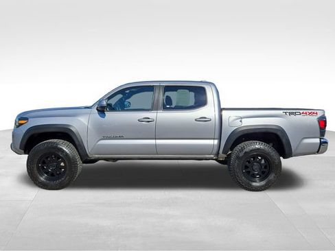 Used 2020 Toyota Tacoma TRD Off-Road AWD/4WD image 11