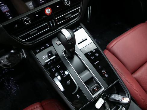 Certified 2025 Porsche Macan image 21