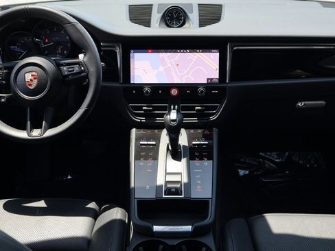 Certified 2025 Porsche Macan AWD/4WD image 20