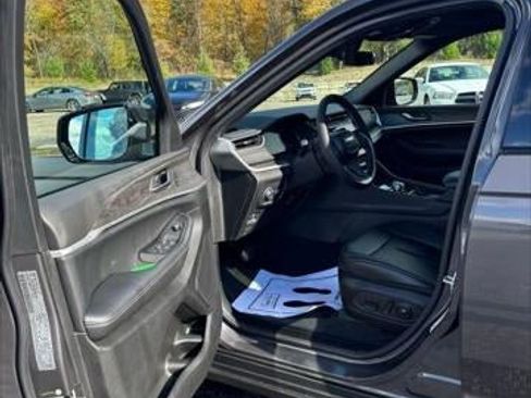 New 2025 Jeep Grand Cherokee Limited w/ Black Appearance Package image 37