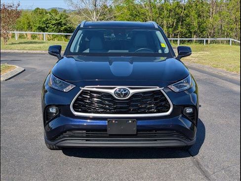 Used 2023 Toyota Highlander XLE image 3