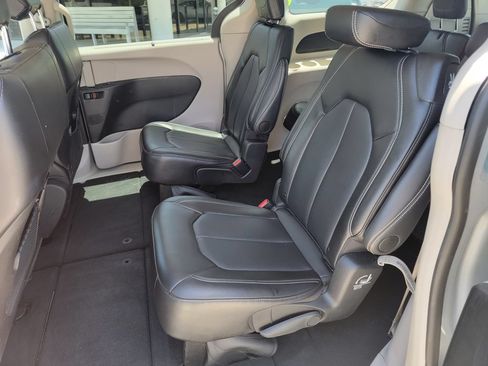 Used 2024 Chrysler Pacifica Touring-L FWD image 12
