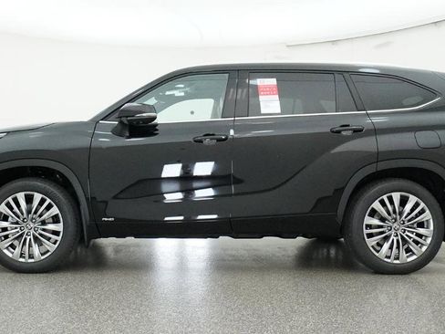 New 2026 Toyota Highlander Platinum image 21