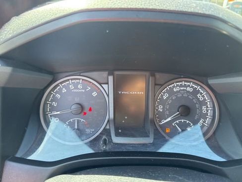 Used 2017 Toyota Tacoma TRD Off-Road w/ Premium & Technology Package AWD/4WD image 3