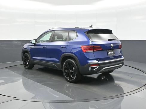 Used 2023 Volkswagen Taos SE w/ Panoramic Sunroof Package FWD image 5
