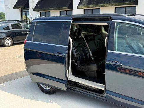Used 2022 Chrysler Pacifica Touring-L w/ Uconnect Theater Family Group FWD image 26