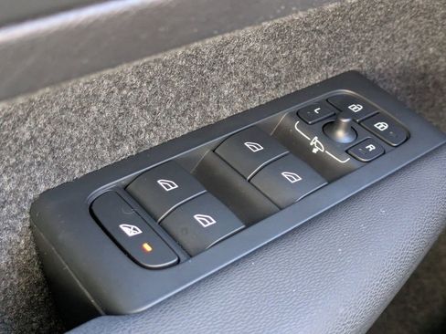 Used 2023 Volvo XC40 B5 Plus image 20