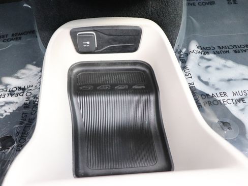 Used 2023 Chrysler Voyager LX image 30