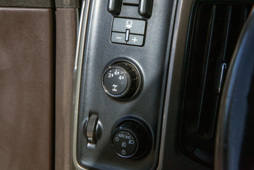 Used 2015 Chevrolet Silverado 2500 High Country w/ High Country Premium Package AWD/4WD image 17