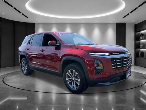 Certified 2025 Chevrolet Traverse LT w/ Driver Confidence Package FWD image 2