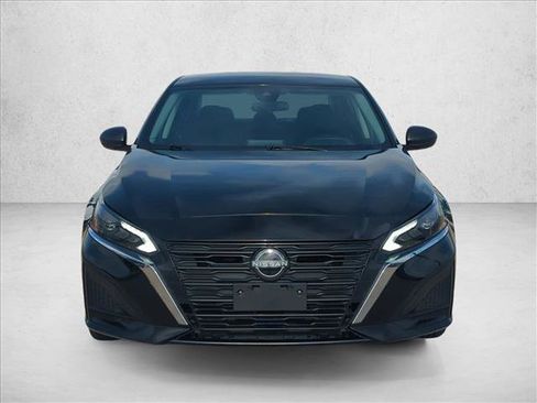 Used 2024 Nissan Altima 2.5 SV image 2