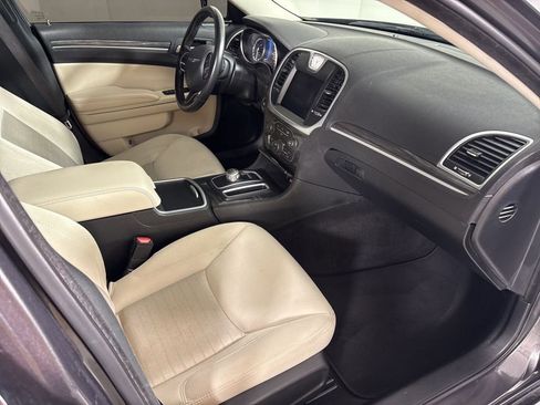 Used 2019 Chrysler 300 Touring w/ Chrome Appearance Package image 16