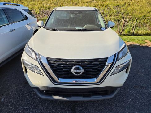 Used 2023 Nissan Rogue SV image 2