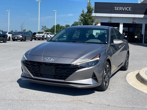 Used 2023 Hyundai Elantra SEL w/ Convenience Package FWD image 3