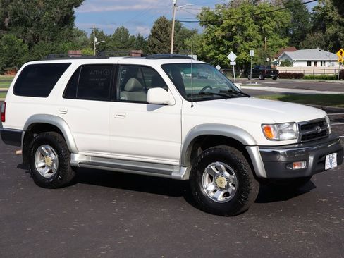 Used 2000 Toyota 4Runner SR5 image 2