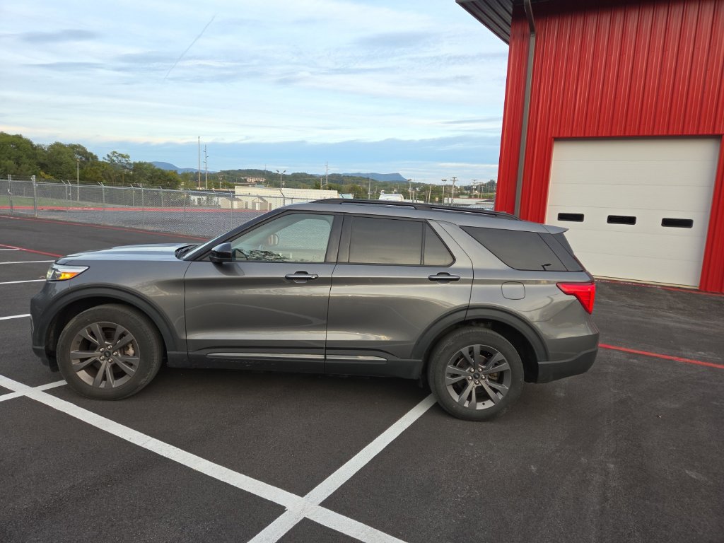 Used 2023 Ford Explorer XLT w/ Equipment Group 202A AWD/4WD image 4