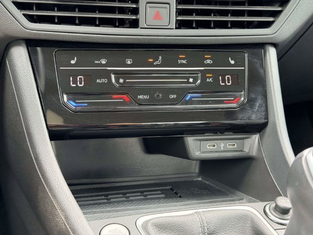 Used 2025 Volkswagen Jetta SE FWD image 21