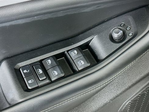 Used 2023 Jeep Grand Cherokee Limited w/ Black Appearance Package image 15