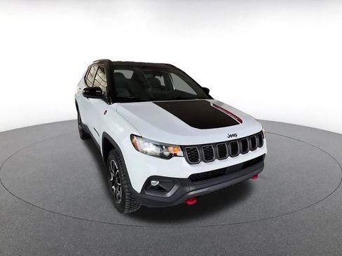 Used 2025 Jeep Compass Trailhawk AWD/4WD image 3