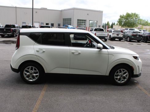 Used 2023 Kia Soul LX w/ Option Group 015 FWD image 4