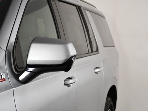 Used 2025 Chevrolet Suburban Z71 image 13