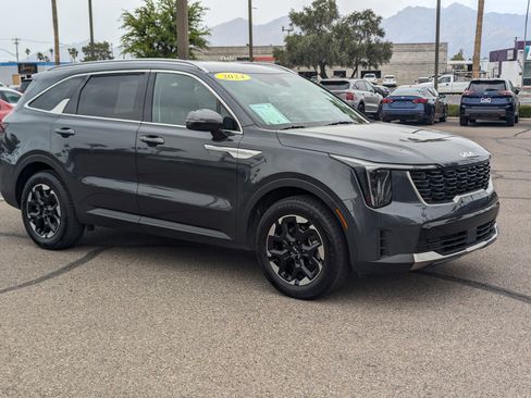 Used 2024 Kia Sorento S image 6