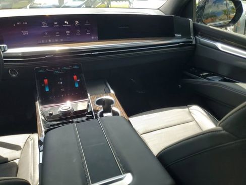 Certified 2025 Cadillac Escalade ESV Premium Luxury image 16