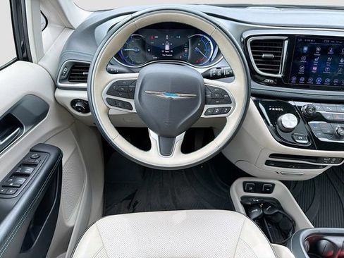 Used 2017 Chrysler Pacifica Platinum FWD image 22