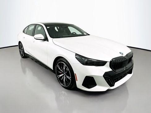 Used 2026 BMW 550e xDrive image 3