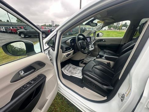 Used 2023 Chrysler Pacifica Touring-L FWD image 9