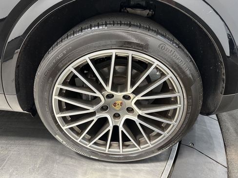 Used 2022 Porsche Cayenne Platinum Edition image 12