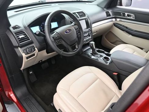 Used 2018 Ford Explorer XLT w/ Equipment Group 202A FWD image 12
