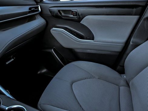 Used 2023 Toyota Highlander LE image 25