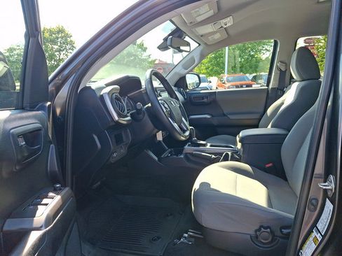Used 2018 Toyota Tacoma SR5 AWD/4WD image 13