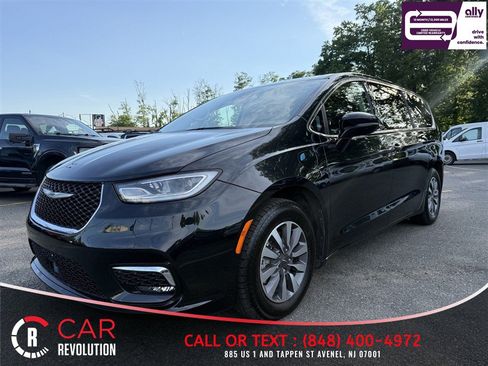 Used 2024 Chrysler Pacifica Limited FWD image 3