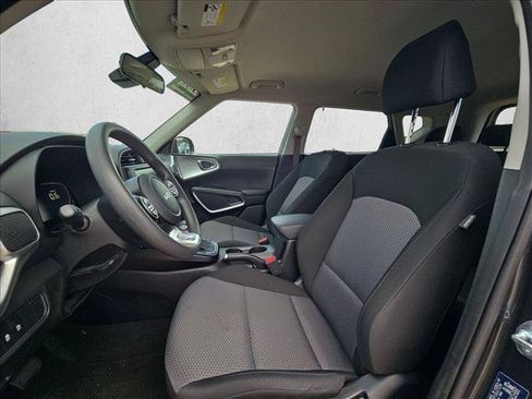 Used 2025 Kia Soul LX w/ LX Technology Package FWD image 14