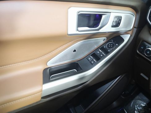 Used 2022 Ford Explorer King Ranch w/ Premium Technology Package image 35