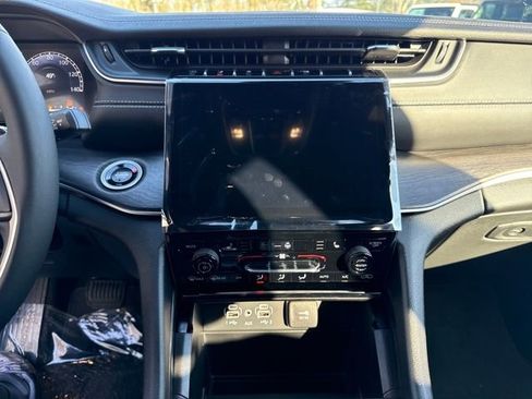 New 2025 Jeep Grand Cherokee Limited w/ Black Appearance Package image 22