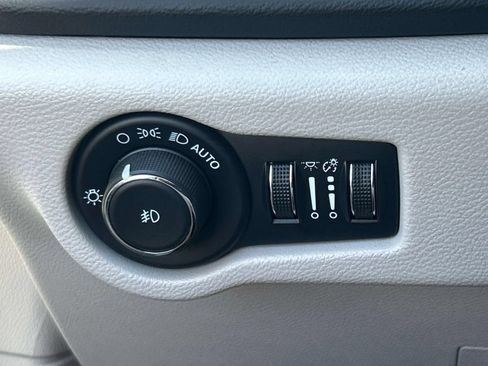 Used 2024 Chrysler Pacifica Touring-L FWD image 31