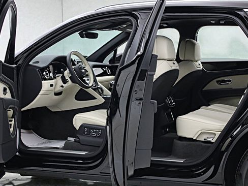 Used 2025 Bentley Bentayga image 6