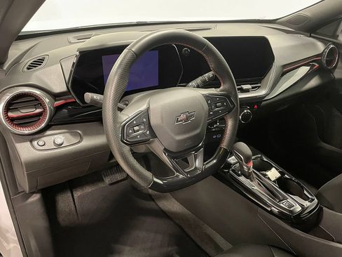 Used 2025 Chevrolet Trax RS FWD image 21
