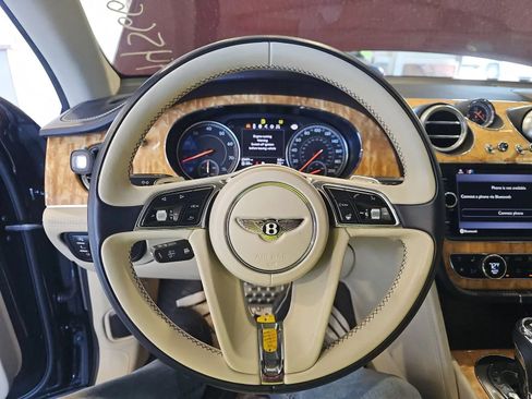 Used 2017 Bentley Bentayga AWD/4WD image 3