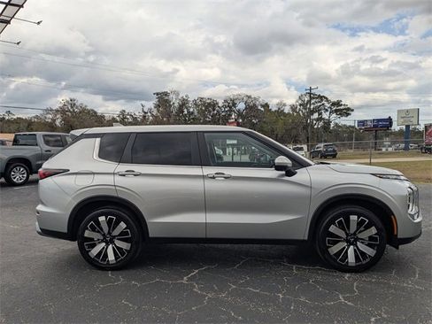 Used 2025 Mitsubishi Outlander SE image 2