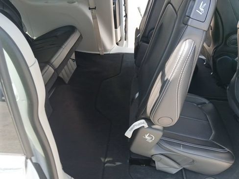 Used 2024 Chrysler Pacifica Touring-L FWD image 13