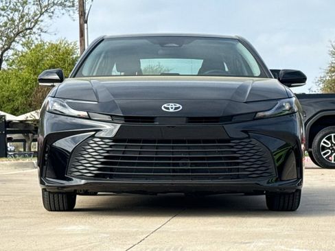 Used 2025 Toyota Camry LE image 2