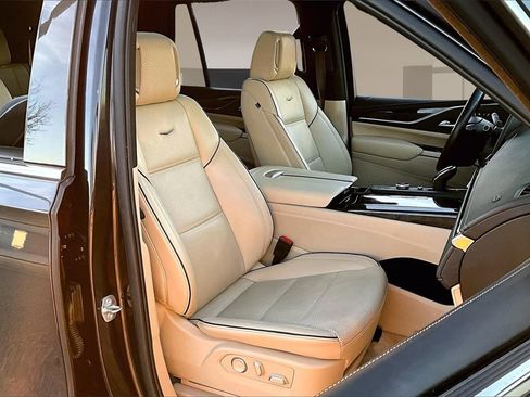 Certified 2023 Cadillac Escalade Premium Luxury w/ Performance Package image 7
