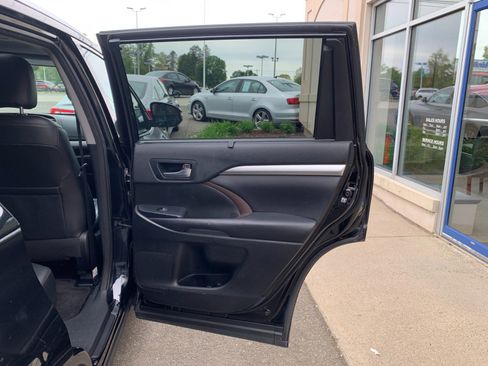 Used 2018 Toyota Highlander XLE w/ Carpet Mat Package (TMS) AWD/4WD image 38